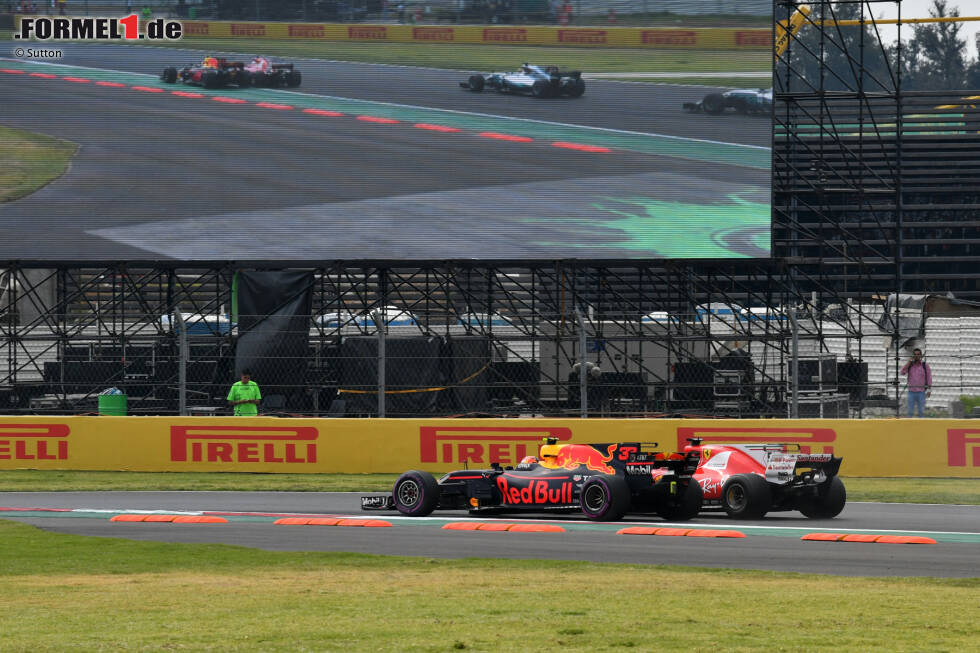 Foto zur News: Es kommt zur ersten Berührung zwischen den beiden Streithähnen. Bei Vettel fliegen erste Teile an der linken Seite des Frontflügels. Der Deutsche hält weiter dagegen, wird aber etwas weit nach außen gedrängt.