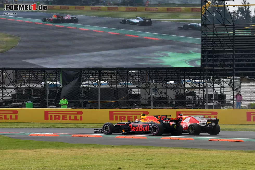 Foto zur News: Es kommt zur ersten Berührung zwischen den beiden Streithähnen. Bei Vettel fliegen erste Teile an der linken Seite des Frontflügels. Der Deutsche hält weiter dagegen, wird aber etwas weit nach außen gedrängt.