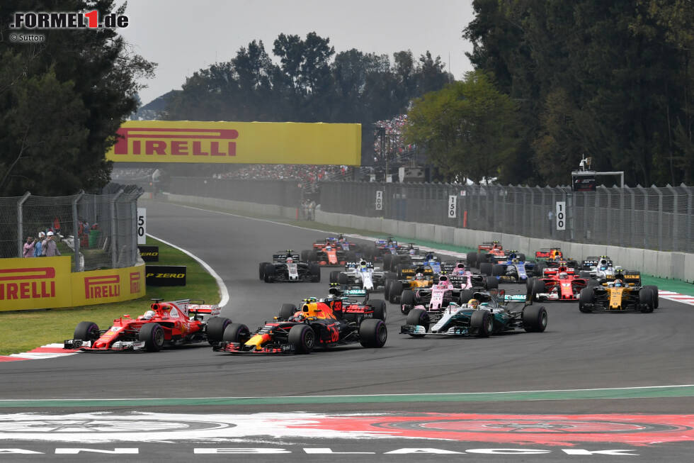 Foto zur News: Beide biegen Seite an Seite in Kurve 1 ein, wo Vettel den Niederländer weit nach außen drängt. Doch weil Kurve 2 eine Linkskurve ist, hat Verstappen die besseren Karten und hält dagegen.