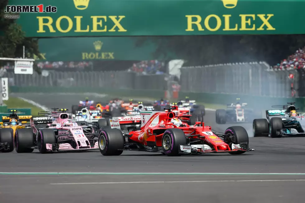 Der Mercedes erleidet sofort einen Reifenschaden und muss das ganze Feld an sich vorbeiziehen lassen, bevor er in die Box fahren kann. Auch Vettel stattet seiner Crew einen Besuch ab und tauscht seinen kaputten Frontflügel aus. Dadurch fallen die WM-Rivalen aber ganz ans Ende des Feldes. Foto zur News: Der Mercedes erleidet sofort einen Reifenschaden und muss das ganze Feld an sich vorbeiziehen lassen, bevor er in die Box fahren kann. Auch Vettel stattet seiner Crew einen Besuch ab und tauscht seinen kaputten Frontflügel aus. Dadurch fallen die WM-Rivalen aber ganz ans Ende des Feldes.