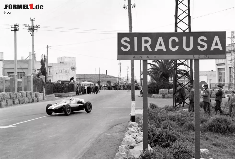 Siracusa-Grand-Prix: Von 1951 bis 1967 gastierte die Königsklasse auf Sizilien. Der Stadtkurs erinnerte an die der Targa Florio, die Sicherheitsvorkehrungen waren aus heutiger Sicht ein Witz. Die Zuschauer wurden von einem einen Meter hohen Mäuerchen geschützt, an vielen Straßenrändern standen lediglich einige Strohballen. Foto zur News: Siracusa-Grand-Prix: Von 1951 bis 1967 gastierte die Königsklasse auf Sizilien. Der Stadtkurs erinnerte an die der Targa Florio, die Sicherheitsvorkehrungen waren aus heutiger Sicht ein Witz. Die Zuschauer wurden von einem einen Meter hohen Mäuerchen geschützt, an vielen Straßenrändern standen lediglich einige Strohballen.
