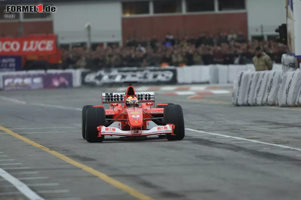 Formula One Indoor Trophy: Im Rahmen der Bologna Motor Show wurde zwischen 1988 und 1996 ein Spritrennen ähnlich dem Race of Champions ausgetragen (Bild von 2002). In aktuellen Boliden maßen sich Stars auf einem mit Reifenstapeln abgesteckten Parkplatzparcours. Kleiner Etikettenschwindel: Alles fand unter freiem Himmel statt. Foto zur News: Formula One Indoor Trophy: Im Rahmen der Bologna Motor Show wurde zwischen 1988 und 1996 ein Spritrennen ähnlich dem Race of Champions ausgetragen (Bild von 2002). In aktuellen Boliden maßen sich Stars auf einem mit Reifenstapeln abgesteckten Parkplatzparcours. Kleiner Etikettenschwindel: Alles fand unter freiem Himmel statt.