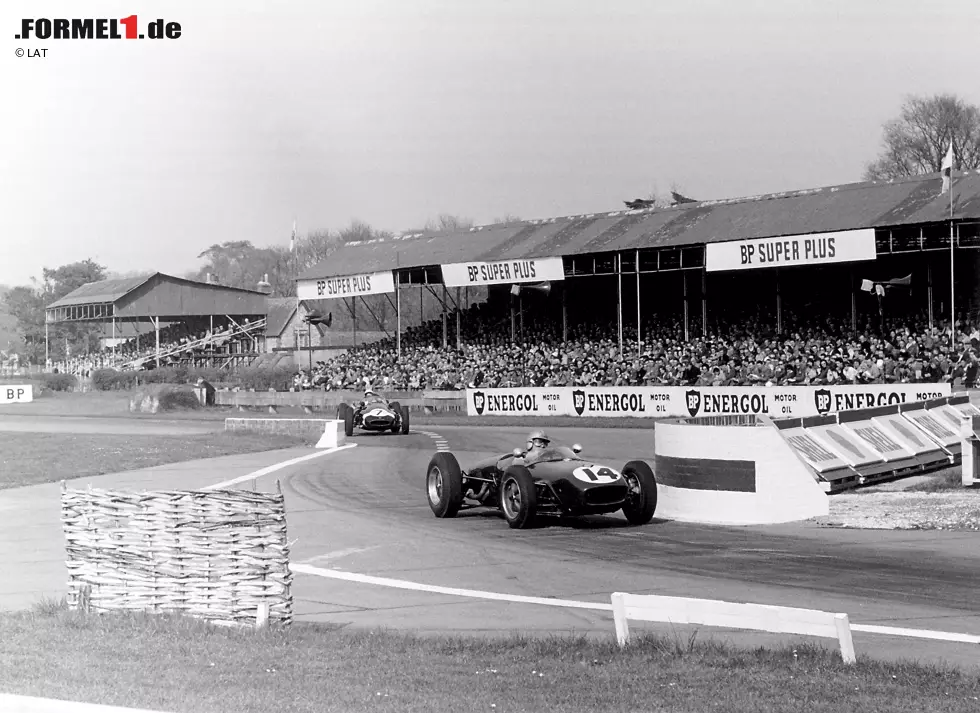 Foto zur News: Glover Trophy: An der englischen Südküste, wo heute das Showevent Goodwood Festival of Speed stattfindet, gab es bis 1965 ein &quot;echtes&quot; Rennen. Stirling Moss hätte es beinahe das Leben gekostet, als er 1962 nach einem schweren Unfall wochenlang im Koma lag. Für die britische Rennlegende bedeutete der Crash das Karriereende.