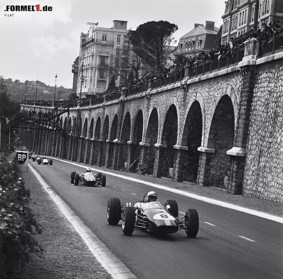 Foto zur News: Pau-Grand-Prix: Am Rande der französischen Pyrenäen entstand vor dem Zweiten Weltkrieg ein Rennen, das in den Fünfziger- und Sechzigerjahren von der Formel 1 angesteuert wurde. Die Kulisse des klaustrophobisch-engen Stadtparcours erinnert an Monaco ohne Mittelmeer, der wellige Asphalt an Rallye. Heute ist Pau als Nachwuchsevent bekannt.