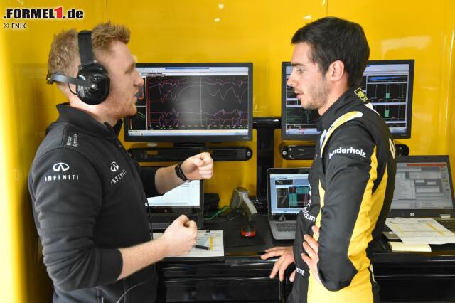 Den ersten Formel-1-Test von Rene Binder hinter den Kulissen erleben und jetzt durch die Fotostrecke klicken! Hier in der Run-Besprechung mit Ingenieur Josh Peckett, der 2016 bei Manor Pascal Wehrleins Mann am Funk war. Den ersten Formel-1-Test von Rene Binder hinter den Kulissen erleben und jetzt durch die Fotostrecke klicken! Hier in der Run-Besprechung mit Ingenieur Josh Peckett, der 2016 bei Manor Pascal Wehrleins Mann am Funk war.