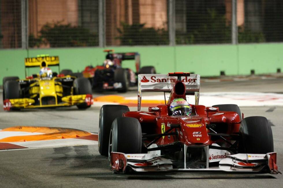 Foto zur News: Die Pole-Position ist in Singapur wichtig. Sieben der neun Rennen wurden von Pole gewonnen. Trotzdem kann man hier Plätze gutmachen: Vettel machte im Vorjahr 17 Plätze gut, als er von 22 auf fünf fuhr. Damit schlug er den Rekord von Felipe Massa, der 2010 16 Plätze gewann. Er kam von Rang 24 auf acht.