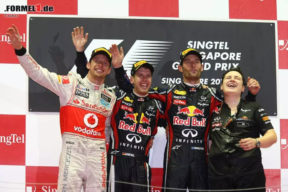 Foto zur News: Red Bull ist mit drei Siegen (2011 bis 2013) das erfolgreichste Team in Singapur. Ferrari (2010 und 2015) und Mercedes (2014 und 2016) gewannen je zweimal, Renault (2008) und McLaren (2009) waren einmal erfolgreich.