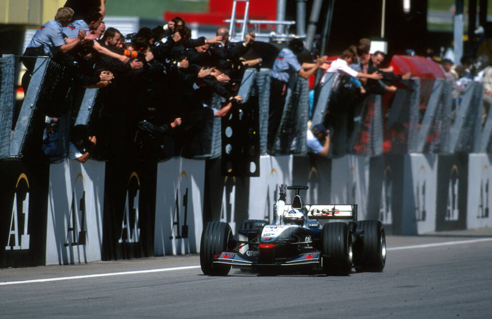 Foto zur News: McLaren ist mit 6 Siegen das erfolgreichste Team. Zwischen 1984 und 1986 siegte man dreimal in Serie auf dem Österreichring und 1998, 2000 &amp; 2001 auf dem A1 Ring. Es folgt Ferrari mit 5 Siegen. Die Scuderia hat als einziges Team auf allen Layouts gewonnen: 1964 in Zeltweg, 1970 auf dem Österreichring und 1999, 2002 &amp; 2003 auf dem A1 Ring.