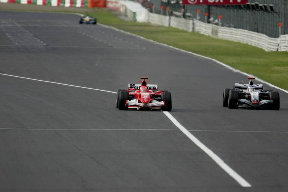 Foto zur News: Räikkönens Aufholjagd 2005 ist der einzige Sieg eines Fahrers, der von außerhalb der Top 6 gestartet ist. Der damalige McLaren-Pilot fuhr von P17 ganz nach vorne. Bei 28 Rennen in Suzuka kam der Sieger 13 Mal von der Pole. Elfmal gewann der zweitplatzierte Fahrer der Startaufstellung.