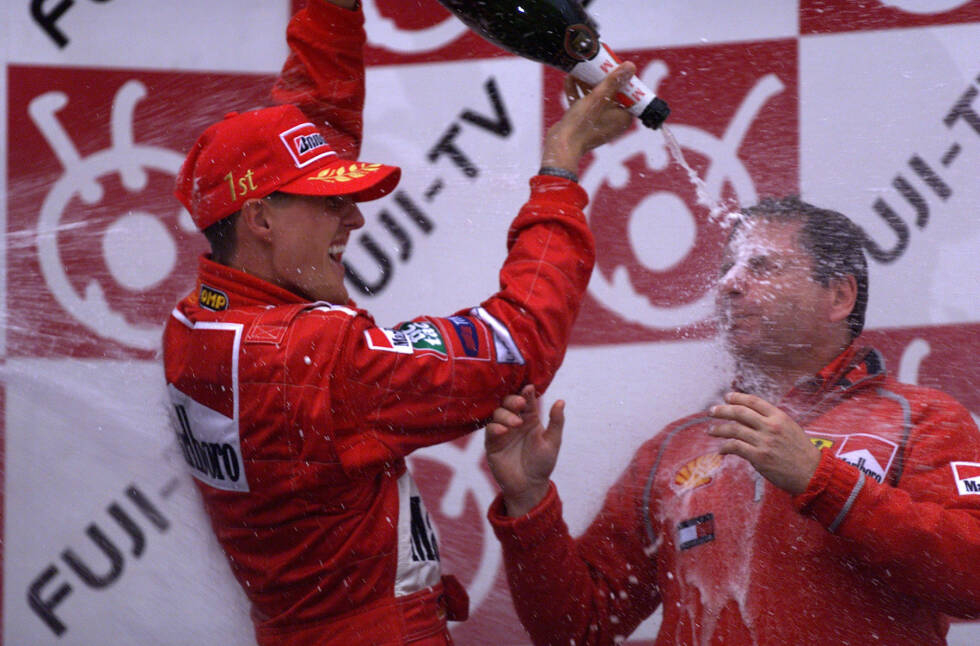 Foto zur News: Zwei Deutsche krönten sich in Suzuka schon zum Formel-1-Weltmeister: Michael Schumacher 2000 und 2003 auf Ferrari sowie Sebastian Vettel 2011 auf Red Bull. Schumachers erster Fahrertitel, der in Japan fixiert wurde, war gleichzeitig der erste für Ferrari nach mehr als 20 Jahren Durststrecke.