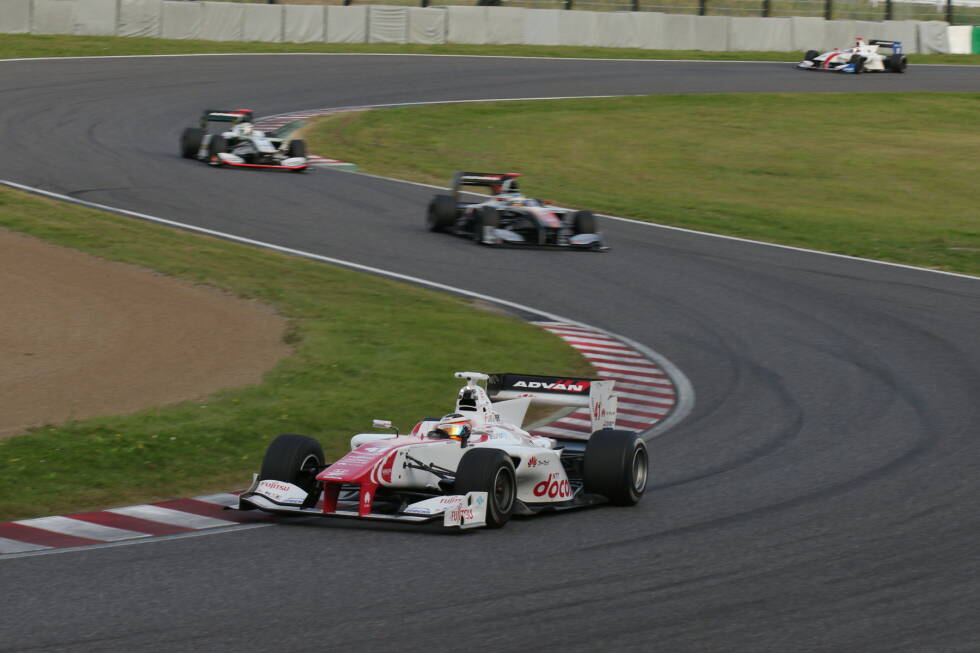 Foto zur News: Drei Fahrer bestreiten dieses Wochenende zum ersten Mal einen Grand Prix in Suzuka. Stoffel Vandoorne (McLaren) kennt die Strecke aus der Super-Formula-Saison 2016 gut. Er kann drei Suzuka-Rennstarts vorweisen. Unter anderem auch einen Sieg beim Super-Formula-Saisonfinale.