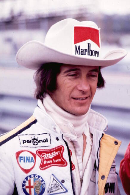 Foto zur News: Alles fängt 1973 an, als sich Marlboro den Werbeplatz auf dem Cowboyhut des Ferrari-Fahrers Arturo Merzario sichert.