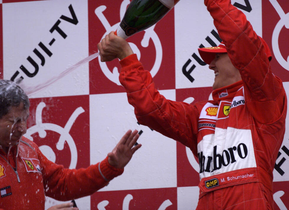 Foto zur News: Es lohnt sich: In der Saison 2000 wird Schumacher als erster Ferrari-Pilot mit einem Marlboro-Schriftzug auf dem Auto Weltmeister.