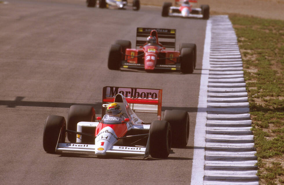 Foto zur News: Marlboro hat die Formel 1 Ende der Achtzigerjahre endgültig für sich entdeckt und steigt auch bei Ferrari-Rivale McLaren ein. Für die Fans führt kein Weg mehr vorbei an der Imagekampagne für den blauen Dunst.