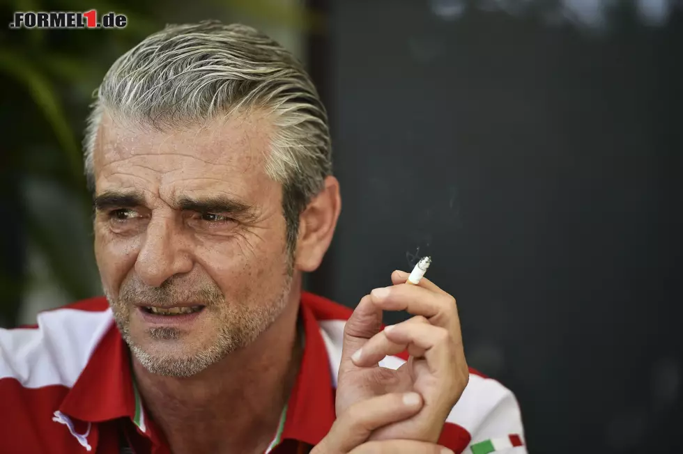 Mit Maurizio Arrivabene wird 2015 ein Ex-Marketingmanager des Philip-Morris-Konzerns Teamchef bei Ferrari. Er steckt sich bis heute entsprechend ungeniert einen Glimmstängel an. Foto zur News: Mit Maurizio Arrivabene wird 2015 ein Ex-Marketingmanager des Philip-Morris-Konzerns Teamchef bei Ferrari. Er steckt sich bis heute entsprechend ungeniert einen Glimmstängel an.
