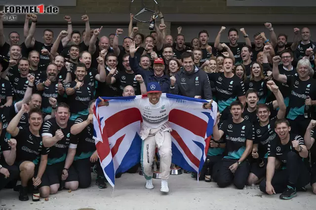 Foto zur News: Wenn Hamilton gewinnt, muss Vettel mindestens Fünfter werden, um im Titelrennen zu bleiben. Wenn Hamilton Zweiter wird, muss Vettel Achter werden. Es wäre übrigens schon Hamiltons zweiter Titelgewinn in Texas. 2015 krönte er sich mit einem Sieg ebenfalls dort zum Weltmeister ("Cap-gate").