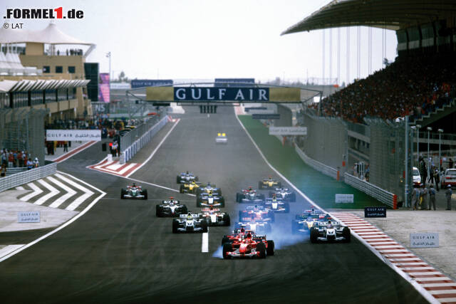 Foto zur News: Der Grand Prix von Bahrain findet 2016 zum 13. Mal statt. Zum ersten Mal wurde dort 2004 gefahren - und seither mit nur einer Unterbrechung: 2011 musste das Rennen wegen politischer Unruhen abgesagt werden. 2010 wurde auf einer längeren Streckenversion gefahren, mit einer zusätzlichen Schleife zwischen Kurve 4 und Kurve 5.