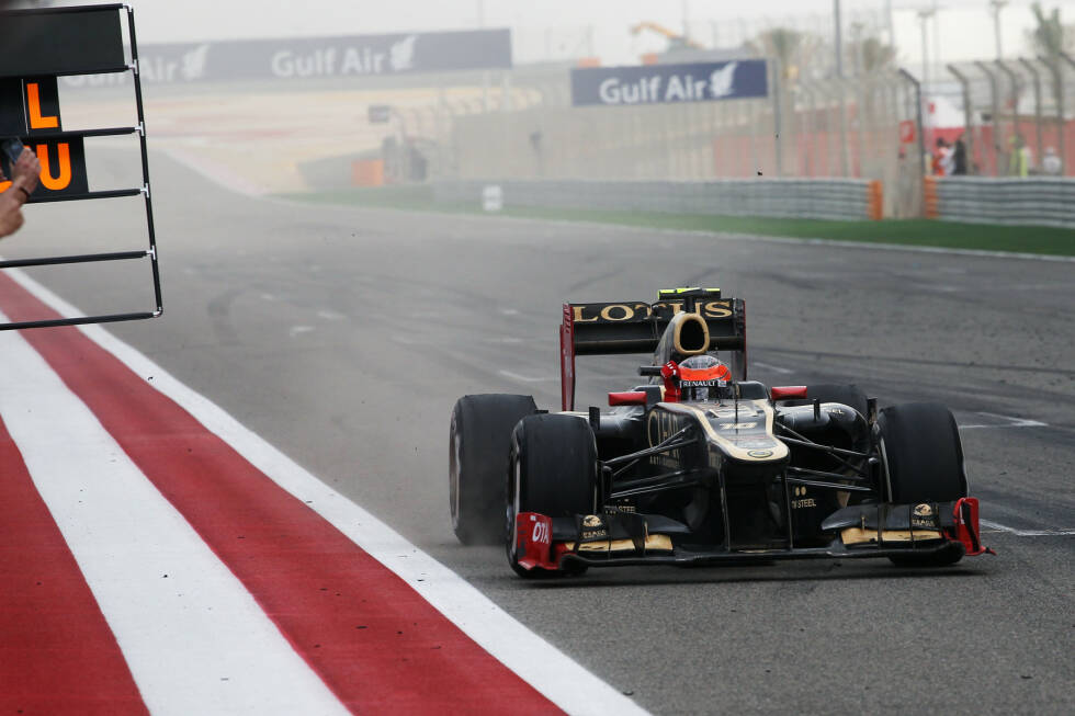 Foto zur News: Im Jahr 2012 feierte Romain Grosjean in Bahrain seinen ersten Podestplatz. In seinem erst elften Grand Prix landete der damalige Lotus-Fahrer hinter Sebastian Vettel und Kimi Räikkönen auf Rang drei. 2013 fuhr er als Dritter auf Lotus noch einmal auf das Podium.