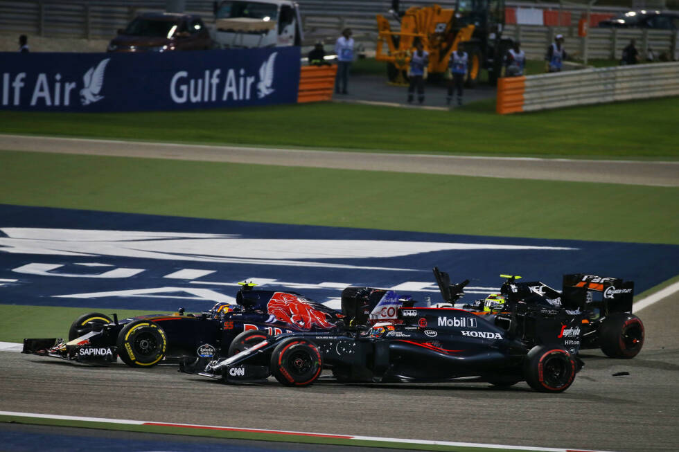 Foto zur News: 2016 feierte Stoffel Vandoorne in Bahrain sein Formel-1-Debüt. Er sprang für Fernando Alonso ein, der nach einem Unfall beim Grand Prix von Australien noch verletzt war. Vandoorne belegte im Qualifying den zwölften Platz und holte im Rennen als Zehnter gleich seinen ersten WM-Punkt.