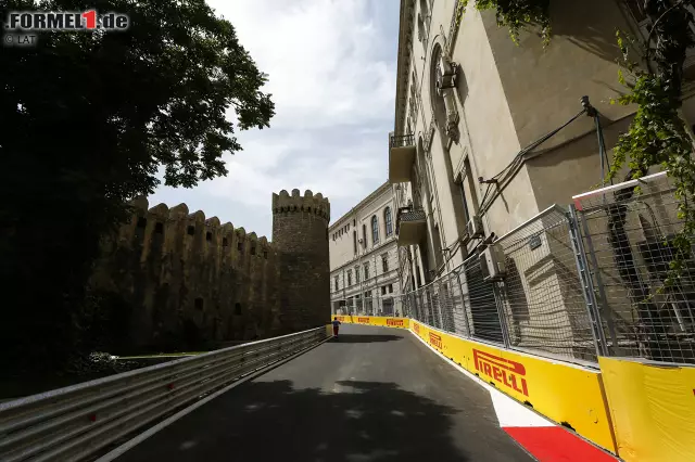 Foto zur News: Mit 6,003 Kilometern ist der Baku City Circuit die zweitlängste Strecke des aktuellen Formel-1-Kalenders. Nur Spa-Francorchamps (7,004 Kilometer) ist länger. Baku liegt damit knapp vor Silverstone. Der britische Kurs ist nur um 112 Meter kürzer.