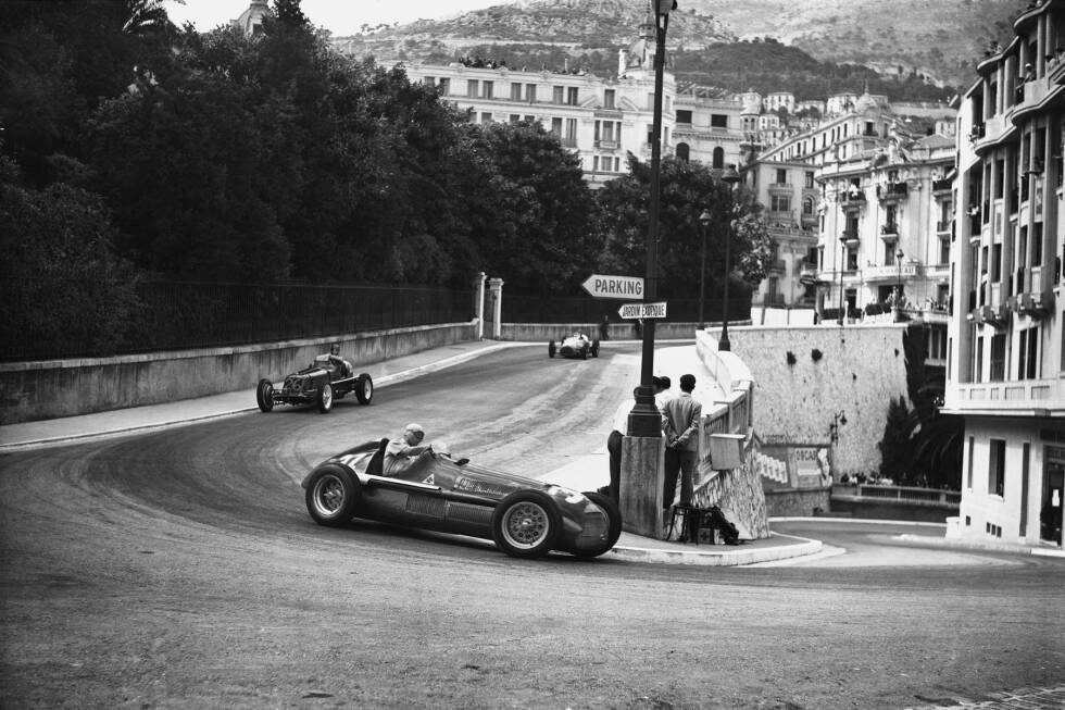 Foto zur News: Dreimal hat der Monaco-Sieger sogar das komplette Feld überrundet: Juan Manuel Fangio 1950, Graham Hill 1964 und Denis Hulme 1967. Seit der Monaco-Grand-Prix von den ursprünglichen 100 Runden verkürzt wurde (2017 sind es 78 Runden), ist dieses Kunststück aber niemandem mehr gelungen.