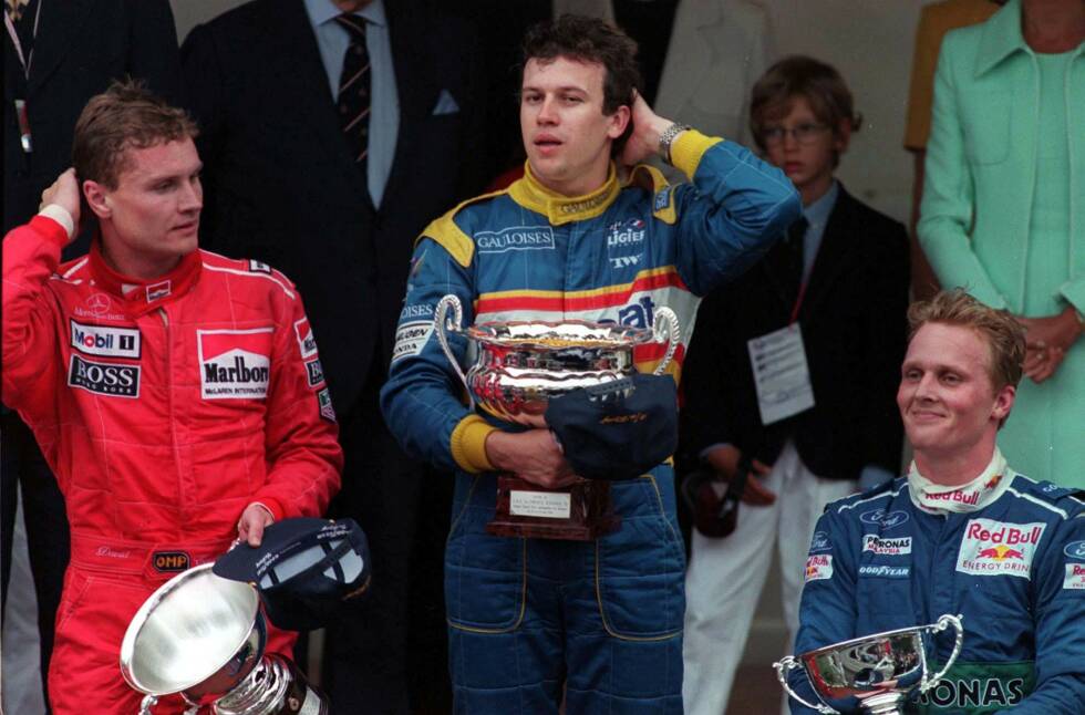 Foto zur News: 1996 waren die drei Fahrer auf dem Podium die einzigen, die die Zielflagge gesehen haben: Olivier Panis, David Coulthard und Johnny Herbert. Jenes Rennen hält laut FIA-Statistik den Rekord für die höchste Ausfallrate in der Formel-1-Geschichte, mit 18 ausgeschiedenen Autos von 21 Startern.