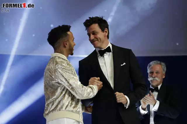 ... und ließ sich von seinem Sportchef Toto Wolff bei der offiziellen Übergabe des WM-Pokals gratulieren. Foto zur News: ... und ließ sich von seinem Sportchef Toto Wolff bei der offiziellen Übergabe des WM-Pokals gratulieren.
