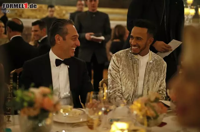 Weltmeister Lewis Hamilton hatte sich folgerichtig in ein goldenes Jäckchen geschmissen ... Foto zur News: Weltmeister Lewis Hamilton hatte sich folgerichtig in ein goldenes Jäckchen geschmissen ...