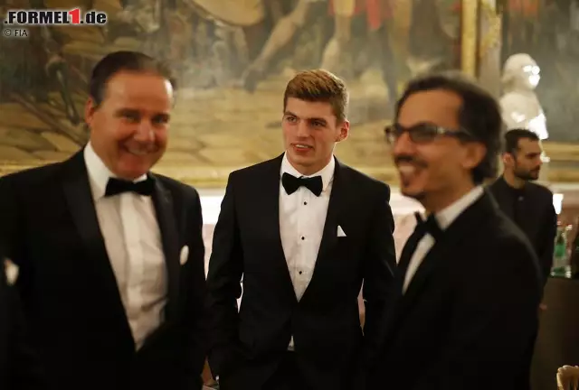 Red-Bull-Fahrer Max Verstappen wurde als "Persönlichkeit des Jahres" ausgezeichnet. Es war sein insgesamt dritter Award bei einer FIA-Gala. Foto zur News: Red-Bull-Fahrer Max Verstappen wurde als "Persönlichkeit des Jahres" ausgezeichnet. Es war sein insgesamt dritter Award bei einer FIA-Gala.