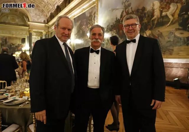 Renault-Sportchef Jerome Stoll plauderte mit den Formel-1-Bossen Chase Carey und Ross Brawn. Foto zur News: Renault-Sportchef Jerome Stoll plauderte mit den Formel-1-Bossen Chase Carey und Ross Brawn.