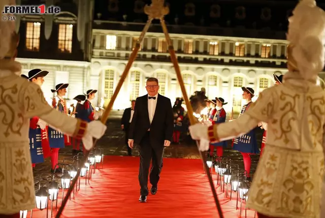 Natürlich kam auch Formel-1-Sportchef Ross Brawn. Die kostümierten Komparsen des Events standen Sparlier. Foto zur News: Natürlich kam auch Formel-1-Sportchef Ross Brawn. Die kostümierten Komparsen des Events standen Sparlier.