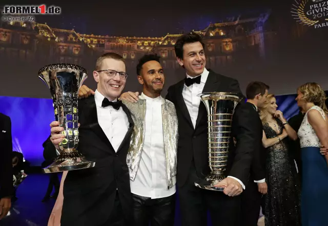 Wie so oft in der Formel 1 gehörten die Jubelbilder auch bei der FIA-Gala Mercedes. Foto zur News: Wie so oft in der Formel 1 gehörten die Jubelbilder auch bei der FIA-Gala Mercedes.