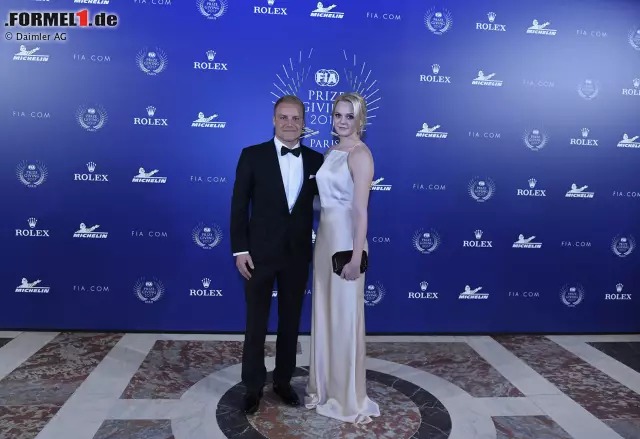 Mit Ehefrau gekommen: Valtteri Bottas dürfte als WM-Dritter ebenfalls auf die Bühne, seine Emilia klatschte eifrig. Foto zur News: Mit Ehefrau gekommen: Valtteri Bottas dürfte als WM-Dritter ebenfalls auf die Bühne, seine Emilia klatschte eifrig.