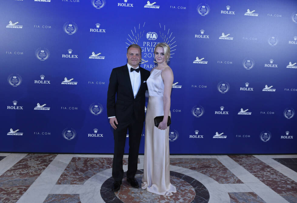 Foto zur News: Mit Ehefrau gekommen: Valtteri Bottas dürfte als WM-Dritter ebenfalls auf die Bühne, seine Emilia klatschte eifrig.