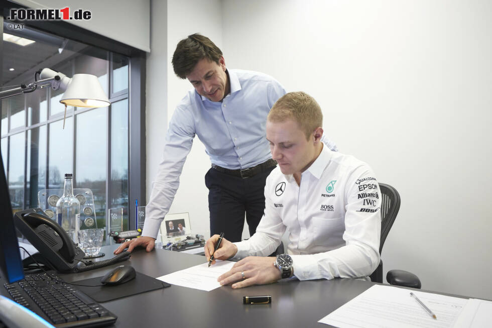 Foto zur News: In der Formel 1 unterzeichnen die Piloten millionenschwere Verträge. Um wie viel Geld es genau geht, bleibt oft geheim. Wir haben herausgefunden, wer in der Saison 2017 welches Gehalt (ohne Prämien) bekommt und wie lange die Teams ihre Fahrer gebunden haben.