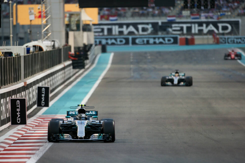 Foto zur News: Formel Gähn in Abu Dhabi: Das Feld zieht sich Runde für Runde auseinander. Bis in die 14. Runde entsprechen die Top 12 des Leaderboards genau der Startaufstellung! Als die ersten Boxenstopps beginnen, hat Bottas schon 2,4 Sekunden Vorsprung auf Hamilton und 6,3 auf Vettel.
