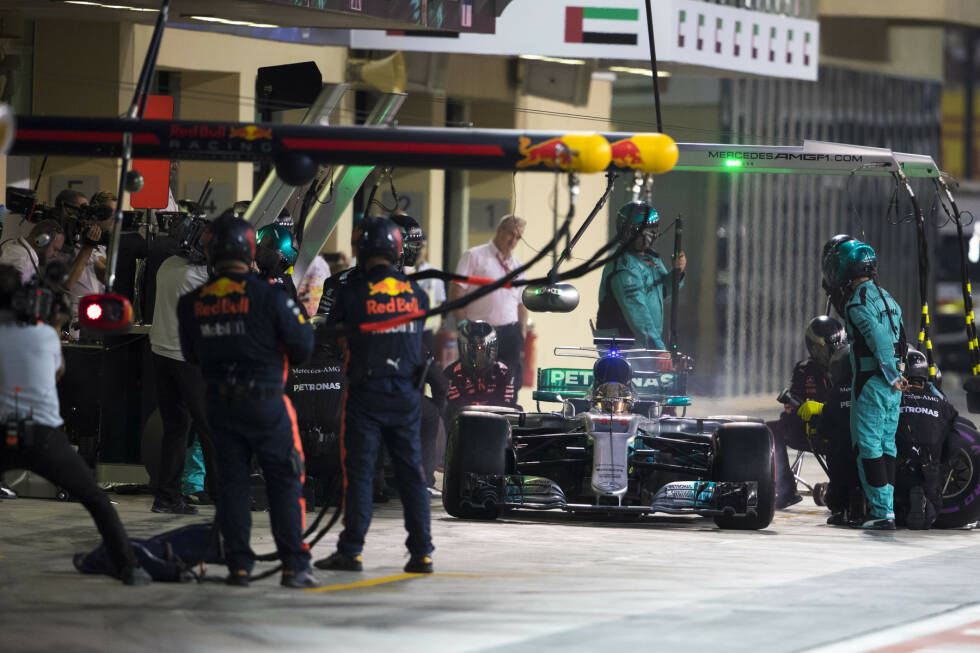 Foto zur News: Als Bottas an die Box kommt und Hamilton drei Runden lang die schnellsten Zeiten fährt, obwohl er verschlissene Reifen hat, wird klar, wer eigentlich der schnellste Mann in Abu Dhabi ist. Aber just als es knapp zu werden droht, holt Mercedes Hamilton an die Box, damit er nicht auf Überrundete aufläuft. Somit bleibt Bottas in Führung.