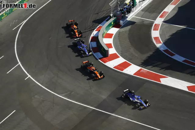 Foto zur News: Gleich die ersten Runden machen Lust auf ein tolles Rennen. Wie sich die PS-unterlegenen Sauber- und McLaren-Boliden rundenlange Windschattenschlachten liefern, ist im TV schön anzusehen. Auch wenn es dabei nur um die Positionen 13 bis 16 geht.