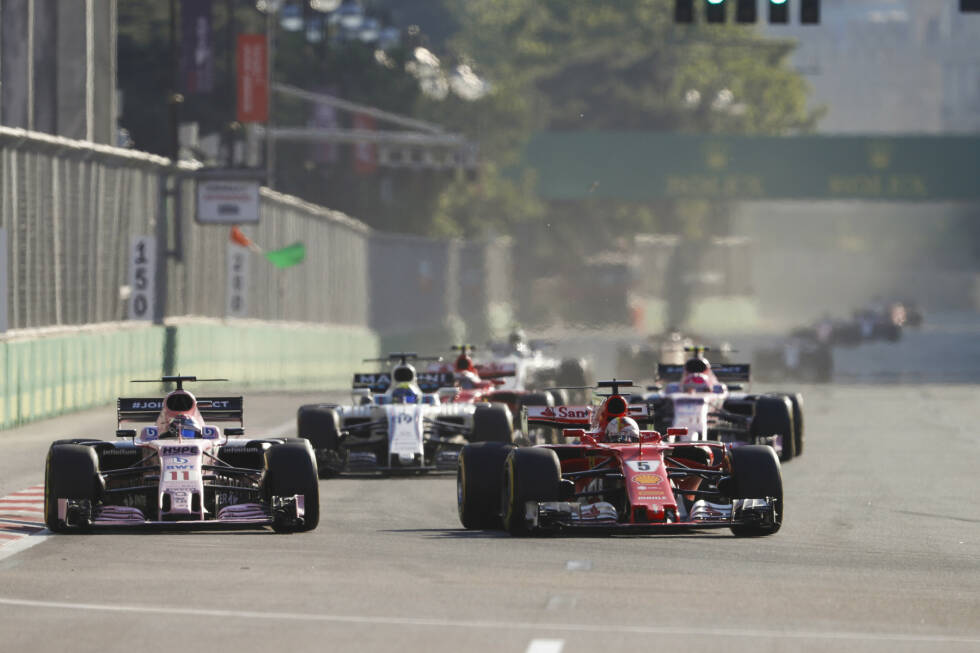 Foto zur News: Jetzt wittert Force India Morgenluft: Beim ersten Restart (wegen Bergung von Kwjats Toro Rosso) ist Perez drauf und dran, Vettel vor der ersten Kurve aus dem Windschatten zu überlisten. Esteban Ocon schnappt sich Räikkönen und ist hinter Felipe Massa Fünfter. Und Ricciardo wechselt als Einziger auf Supersoft. Eine richtige Entscheidung.
