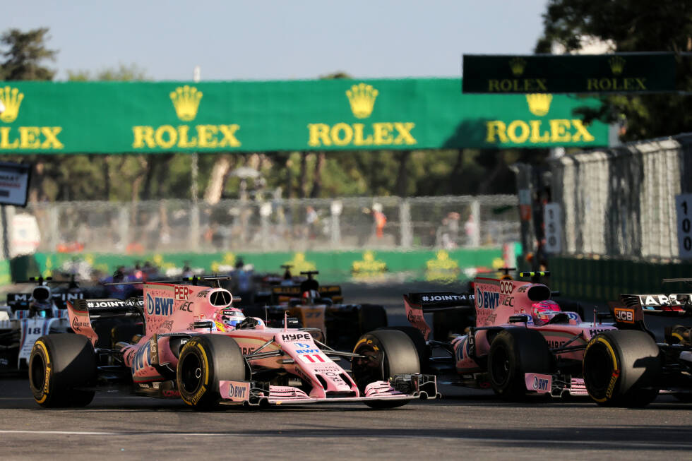 Foto zur News: Weil über Hamilton und Vettel das Damoklesschwert einer FIA-Untersuchung hängt, hat Force India plötzlich die Chance auf den Doppelsieg in Baku. Aber beim zweiten Restart will Ocon mit zu wenig Reifentemperatur zu viel - und kollidiert mit Perez! Der ist stinksauer und scheidet aus. Ocon rettet zumindest P4.