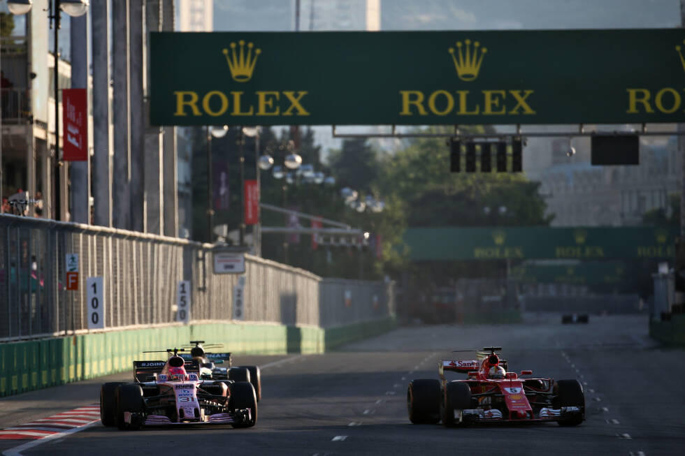 Foto zur News: Vettel fällt wegen der Stop-&amp;-Go-Strafe zurück. Plötzlich ist der Ferrari nur noch Siebter, der Mercedes Achter. Als die beiden Ocon überholen und Hamilton dafür eine Runde länger braucht, fällt die Vorentscheidung im Duell. Am Ende wird Vettel Vierter, Hamilton Fünfter. Neuer Abstand in der WM: 14 Punkte.