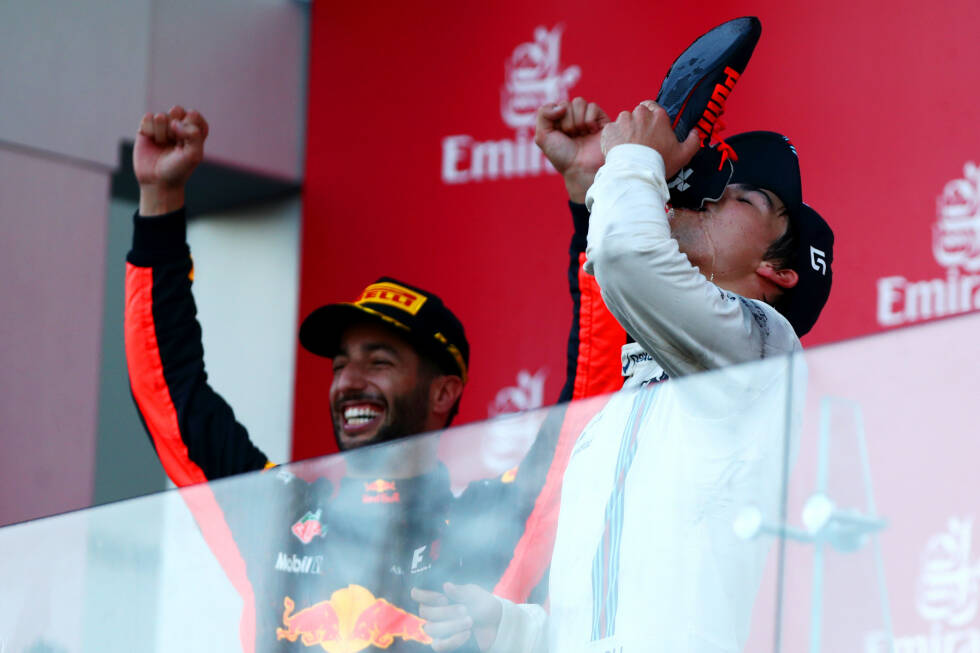Foto zur News: Ob Zweiter oder Dritter ist für Stroll nach dem bisherigen Saisonverlauf sekundär. Er ist jetzt der jüngste Rookie, der jemals auf einem Formel-1-Podium stand. Ricciardo fragt auf dem Podium: &quot;Darf er überhaupt schon trinken?&quot; Und verdonnert den 18-Jährigen zum Zwangs-&quot;Shoey&quot;. Stroll lacht: &quot;Ein Schock fürs Leben!&quot;
