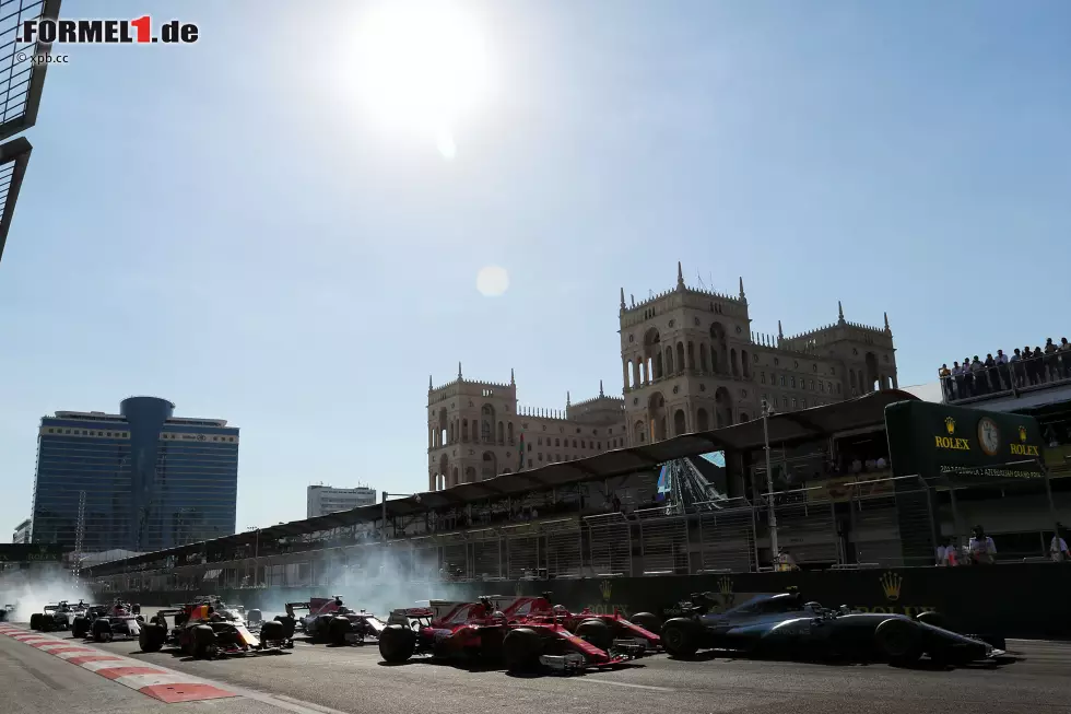 Foto zur News: Und das geht schon am Start los: Polesetter Lewis Hamilton kommt am besten weg, aber dahinter muss Sebastian Vettel ganz schön zusammenschleifen, um nicht zum ersten Mal einem Silberpfeil ins Heck zu rutschen.