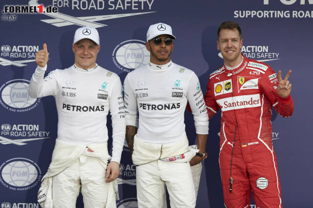 Foto zur News: Sowohl bei den Longruns am Freitag als auch im Qualifying gibt Lewis Hamilton zunächst den Ton an. Er holt drei Zehntel vor Vettel die Pole. Vettel ist aber optimistisch, sieht durchaus Chancen für das Rennen. Valtteri Bottas, teamintern bis dahin klar zweite Geige, steigert sich, wenn's drauf ankommt, und holt P3.