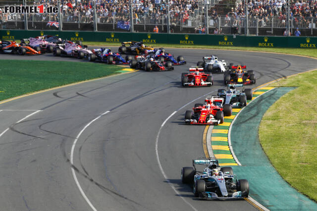 Foto zur News: Start in die Saison 2017: Hamilton kommt am besten weg, Vettel hat ein wenig Wheelspin. Auf den vorderen Rängen bleibt aber alles unverändert, weil Max Verstappen, an und für sich top gestartet, auf dem Weg zu Kurve 3 das Beschleunigungsduell gegen Kimi Räikkönen verliert.