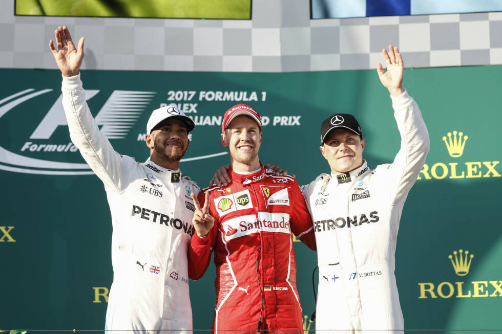 Foto zur News: Das erste Siegerfoto der Saison 2017: Sebastian Vettel gewinnt erstmals seit Singapur 2015 wieder einen Grand Prix - und das mit einem Ferrari, der dem höher eingeschätzten Mercedes-Silberpfeil mindestens ebenbürtig ist. Die neue Formel 1 hat das, was der alten jahrelang gefehlt hat: Spannung an der Spitze.