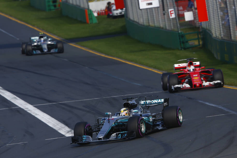 Foto zur News: Hamilton versucht zunächst vergebens, Vettel aus der DRS-Sekunde abzuschütteln. Am größten ist sein Vorsprung nach zehn Runden: 2,1 Sekunden. Der &quot;Finnen-Express&quot; mit Bottas und Räikkönen muss abreißen lassen. Nach 17 Runden kommt Hamilton als erster Topfahrer an die Box - um Ferrari einen &quot;Undercut&quot; zu vereiteln.