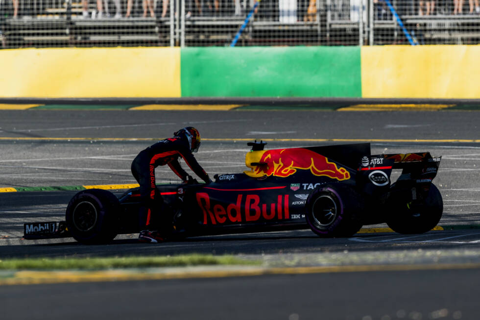 Foto zur News: Kein schönes Heimrennen für Daniel Ricciardo: Erst Crash in Q3, Getriebe kaputt, Rückversetzung auf Startplatz 15. Dann Sensordefekt in der Grid-Lap, Start aus der Boxengasse - mit zwei Runden Verspätung. Und am Ende geht, an 17. Stelle liegend, einfach der Motor aus.