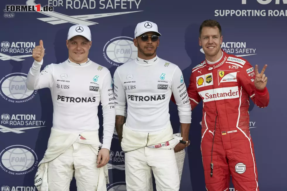 Foto zur News: Sowohl bei den Longruns am Freitag als auch im Qualifying gibt Lewis Hamilton zunächst den Ton an. Er holt drei Zehntel vor Vettel die Pole. Vettel ist aber optimistisch, sieht durchaus Chancen für das Rennen. Valtteri Bottas, teamintern bis dahin klar zweite Geige, steigert sich, wenn&#039;s drauf ankommt, und holt P3.