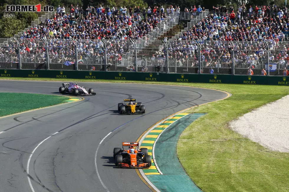 Let's do a Häkkinen: In Runde 51 ziehen bei Start und Ziel sowohl Esteban Ocon im rosaroten Force India als auch Nico Hülkenberg an Alonso vorbei. Ocon holt einen Punkt, Alonso gibt nach dem in eigenen Worten besten Rennen seines Lebens mit Radaufhängungs-Defekt entnervt auf. McLaren-Honda fährt auch 2017 hinterher. Foto zur News: Let's do a Häkkinen: In Runde 51 ziehen bei Start und Ziel sowohl Esteban Ocon im rosaroten Force India als auch Nico Hülkenberg an Alonso vorbei. Ocon holt einen Punkt, Alonso gibt nach dem in eigenen Worten besten Rennen seines Lebens mit Radaufhängungs-Defekt entnervt auf. McLaren-Honda fährt auch 2017 hinterher.